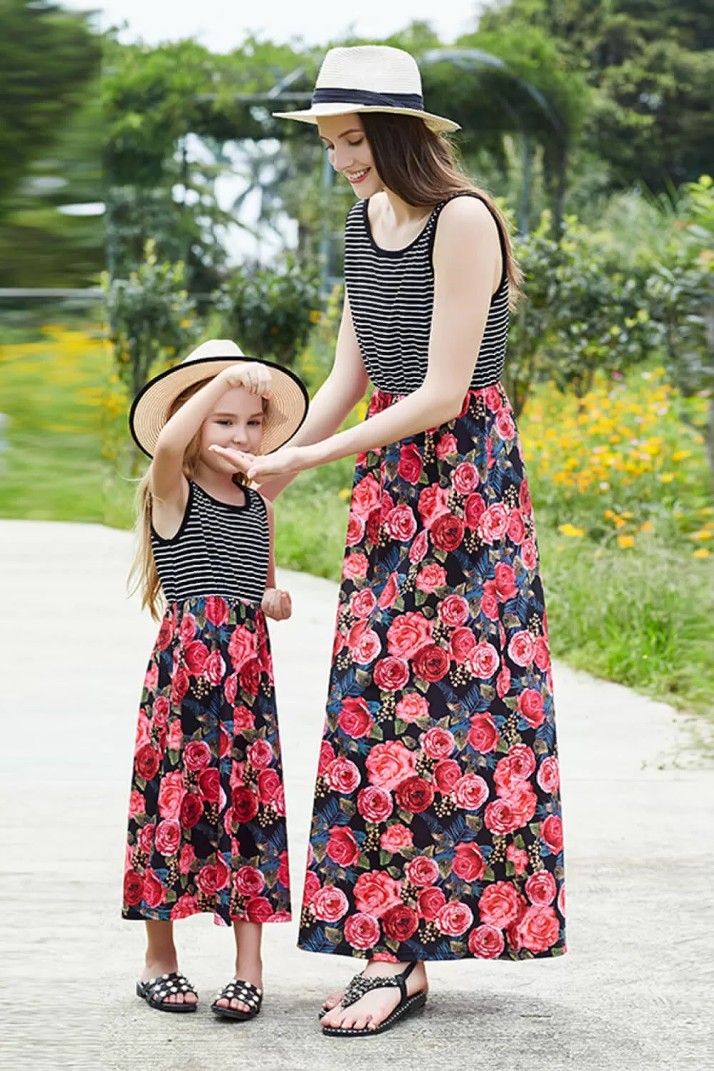 Damen-Bademode mit gestreiftem Blumenmuster und gespleißtem Kleid für Mutter und Tochter