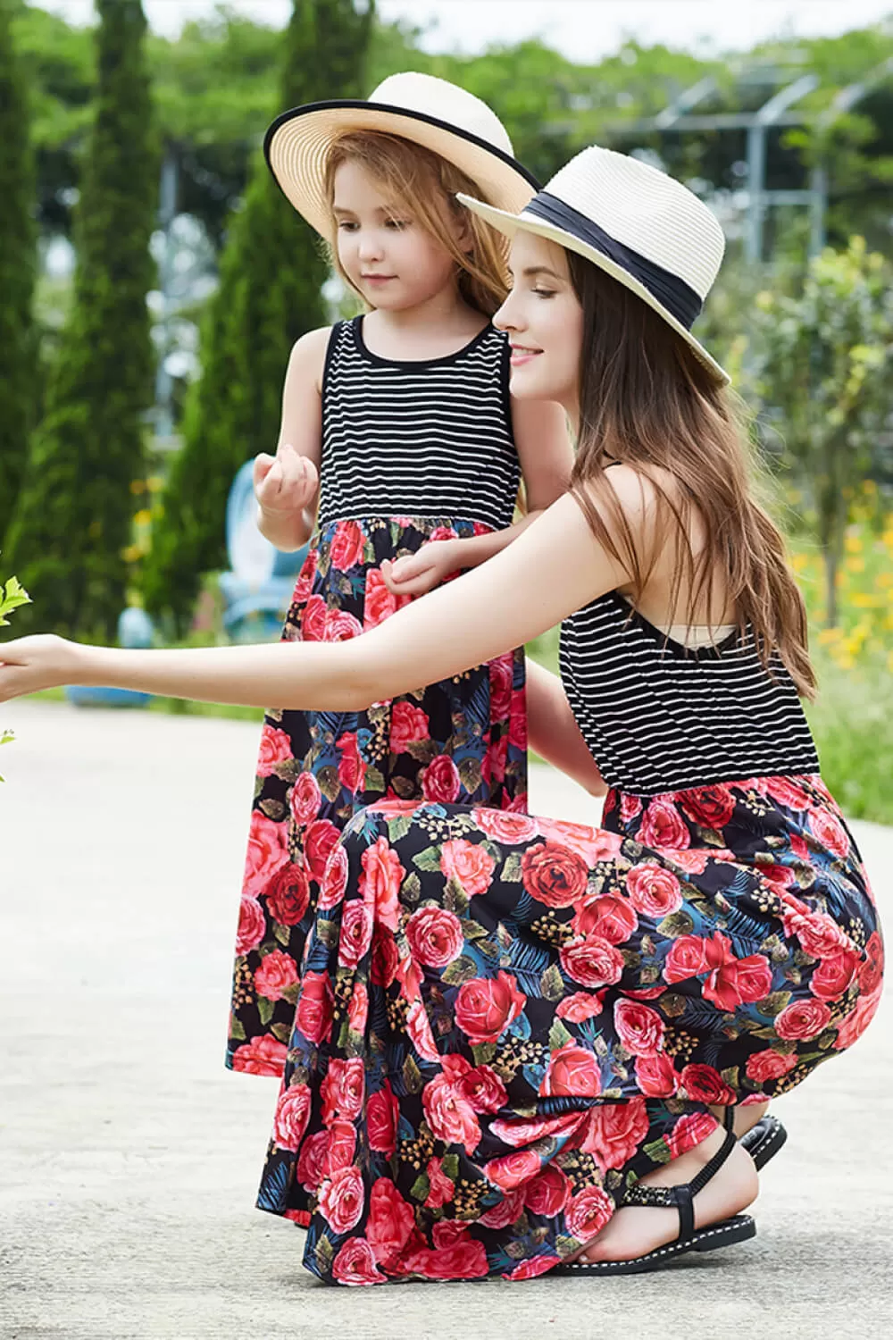 Damen-Bademode mit gestreiftem Blumenmuster und gespleißtem Kleid für Mutter und Tochter