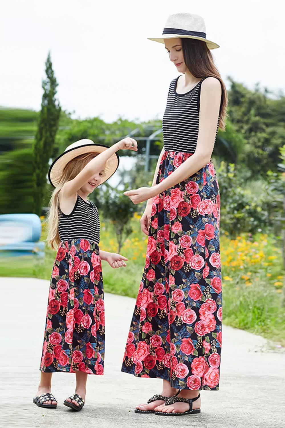 Damen-Bademode mit gestreiftem Blumenmuster und gespleißtem Kleid für Mutter und Tochter