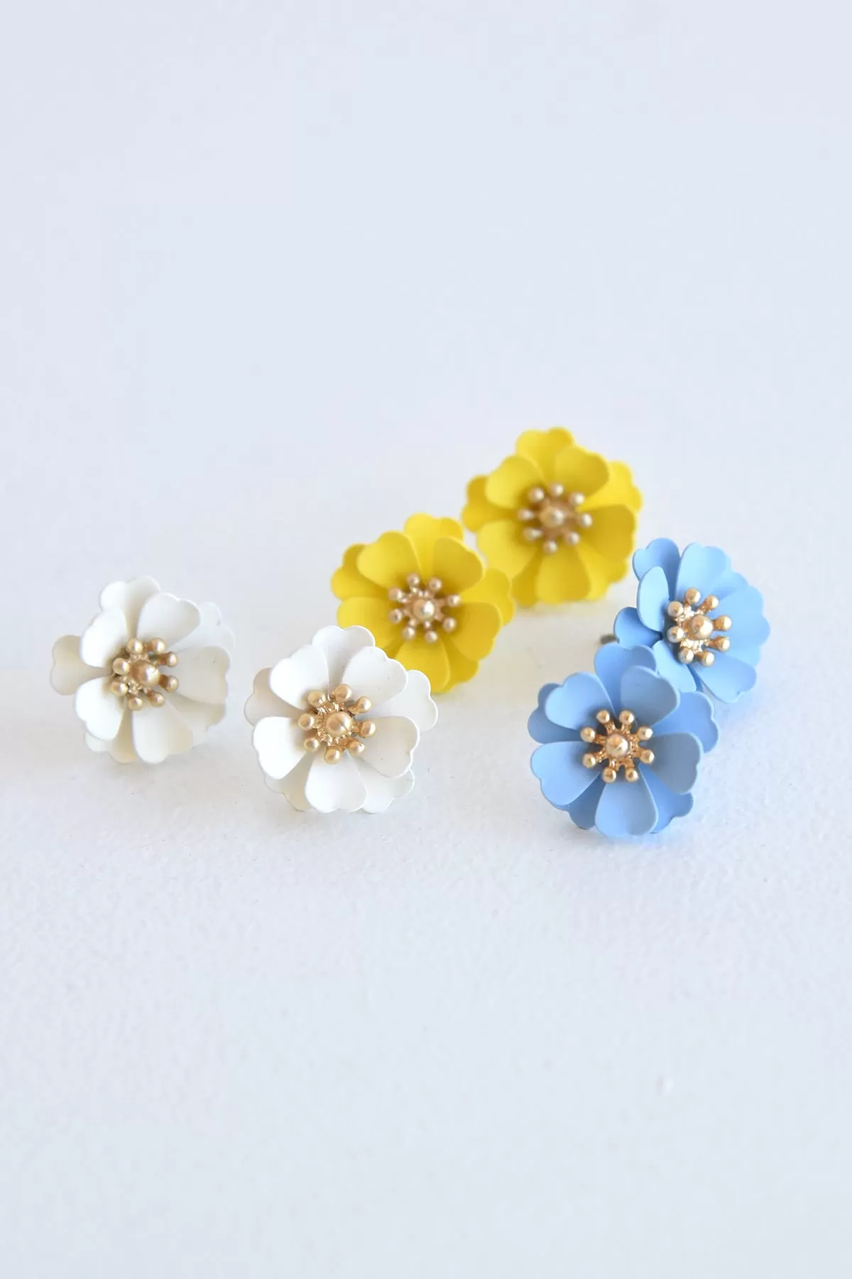 MINI FLOWER PETAL STUDS